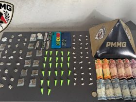 Entorpecentes apreendidos durante operação da Polícia Militar em bairro de Montes Claros