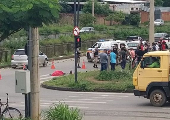 Mulher de bicicleta elétrica morre atropelada por carro no bairro Independência, em Montes Claros
