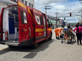 Vítima sendo socorrida pelo Cobom.