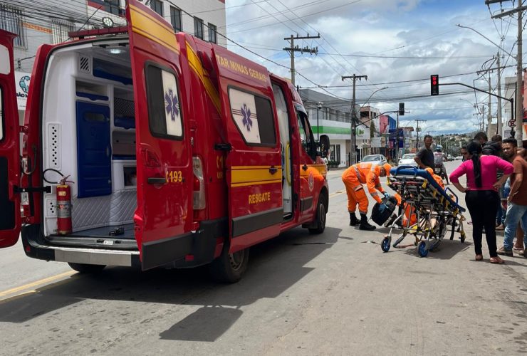 Vítima sendo socorrida pelo Cobom.