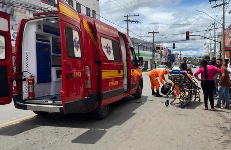 Vítima sendo socorrida pelo Cobom.