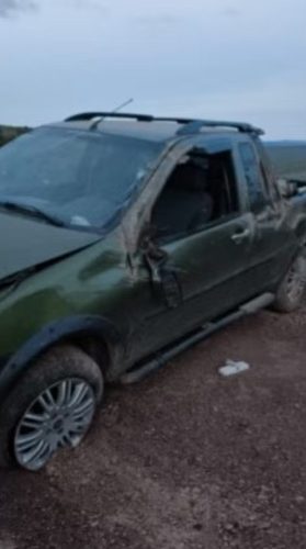 Caminhonete capotou em uma descida íngrime - Foto: Divulgação/Redes Sociais