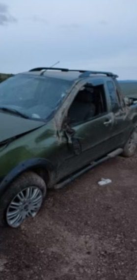 Caminhonete capotou em uma descida íngrime - Foto: Divulgação/Redes Sociais