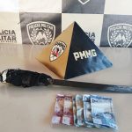 Arma branca e dinheiro foram apreendidos - Foto: PMMG/Divulgação