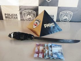 Arma branca e dinheiro foram apreendidos - Foto: PMMG/Divulgação