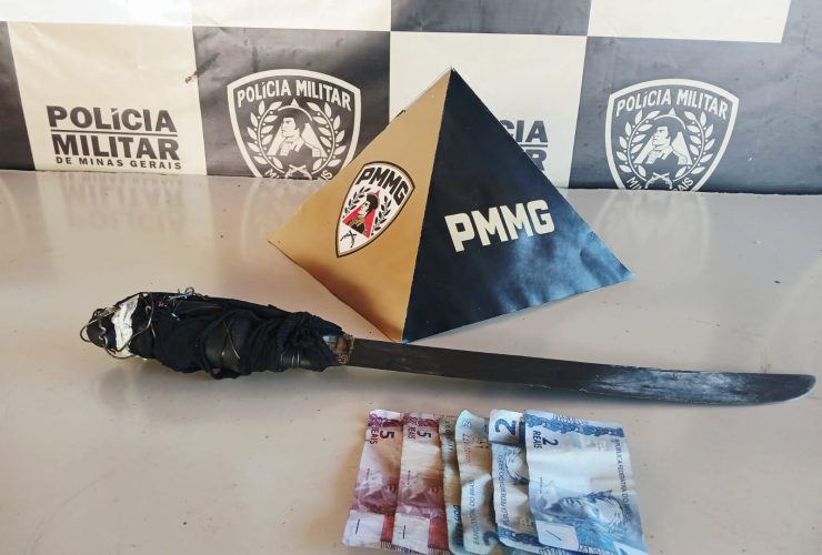 Arma branca e dinheiro foram apreendidos - Foto: PMMG/Divulgação
