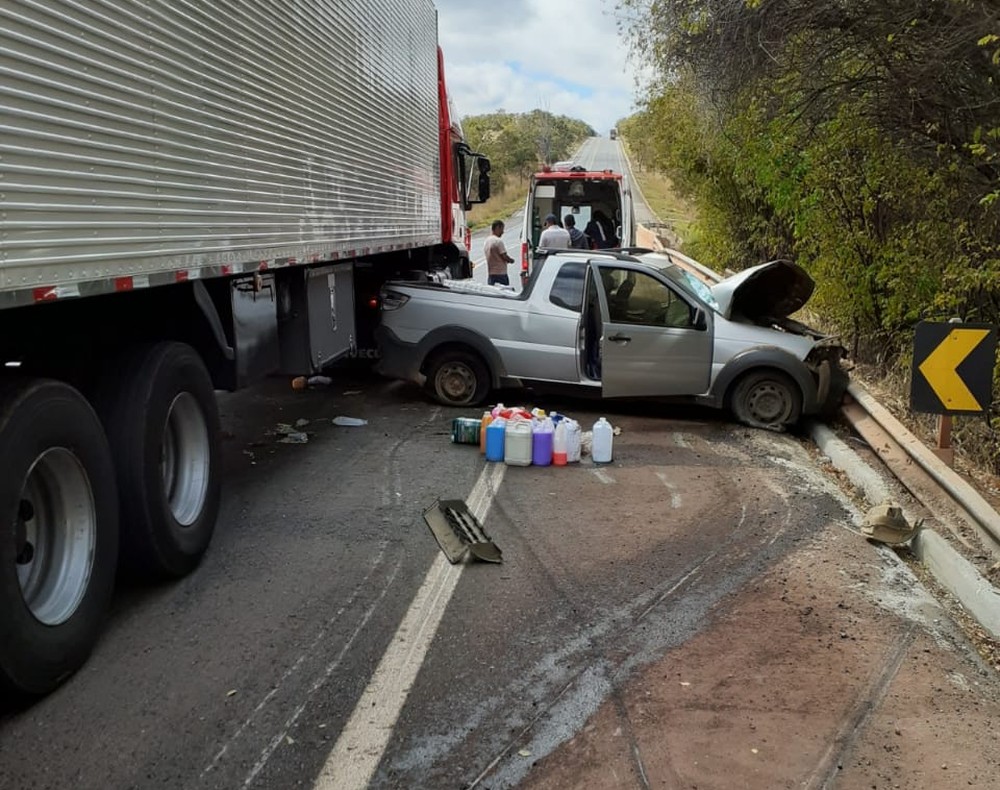 Dois homens ficam feridos em acidente entre carro e carreta na BR-251