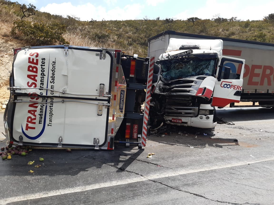 BR-251, perto de Francisco Sá: Uma carreta bateu na traseira de outra  carreta, após um outro veículo de carga fazer um L na pista