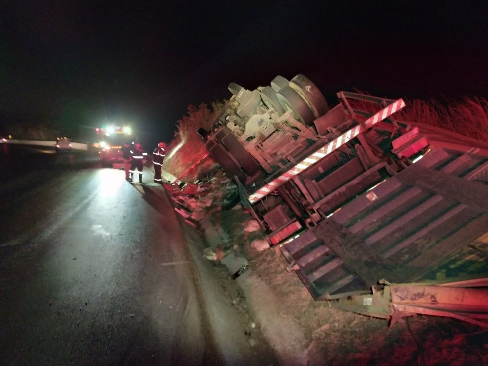 E a BR-251 está mais uma vez fechada ao tráfego de veículos, e  provavelmente até o fim da tarde deste domingo. Carreta com etanol tombou  no km 350, além de Francisco Sá