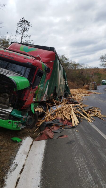 Acidente mata duas pessoas na BR-251, em Salinas (MG) - Estradas