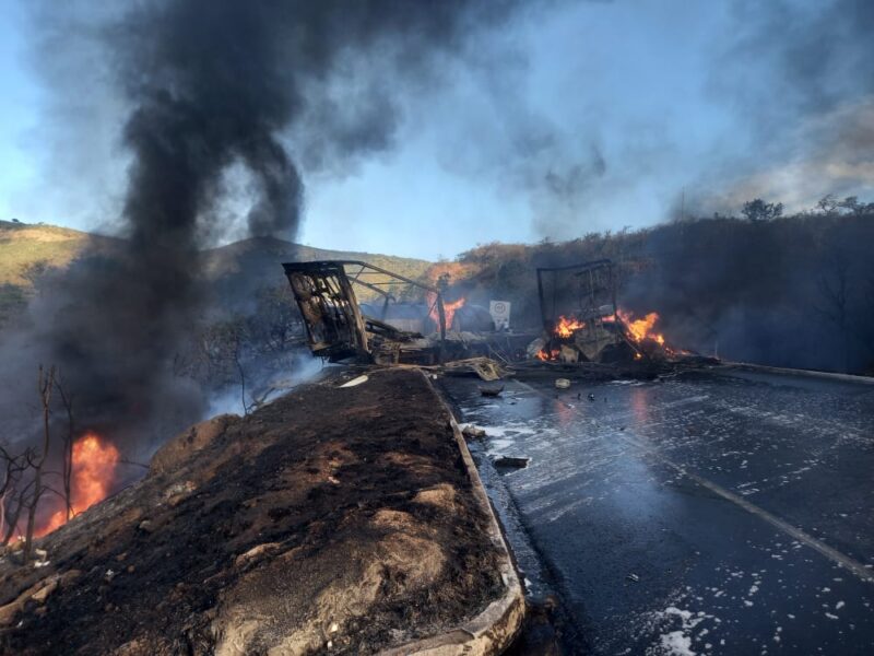 ACIDENTE FATAL NA BR-251: DUAS PESSOAS MORREM NA BATIDA ENTRE CARRO E  CARRETA BITREM