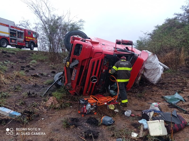 BR-251, perto de Francisco Sá: Uma carreta bateu na traseira de outra  carreta, após um outro veículo de carga fazer um L na pista