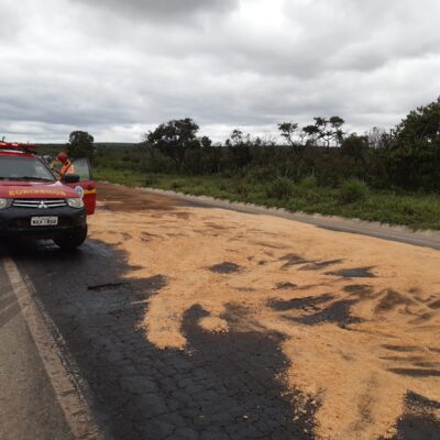 Caminhão carregado de laranjas tomba na BR-251, próximo a Salinas