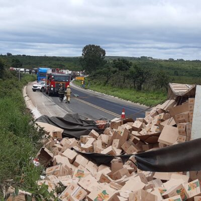 Caminhão carregado de laranjas tomba na BR-251, próximo a Salinas