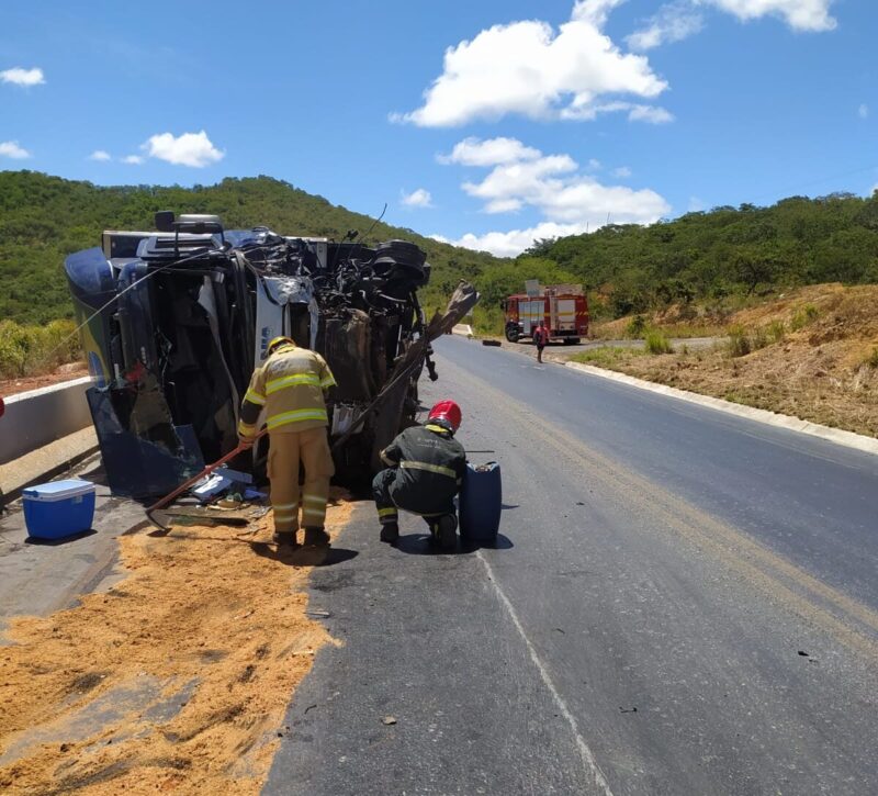 E a BR-251 está mais uma vez fechada ao tráfego de veículos, e  provavelmente até o fim da tarde deste domingo. Carreta com etanol tombou  no km 350, além de Francisco Sá