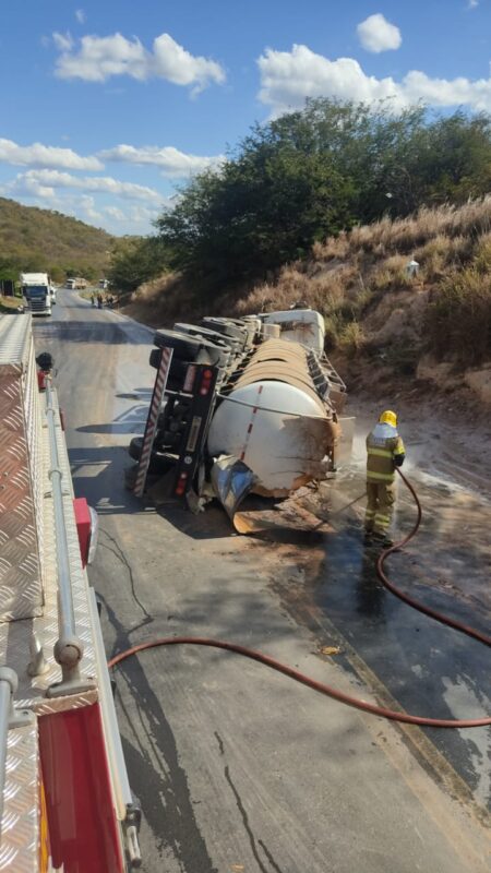 Caminhão tomba na BR-251, em São Sebastião