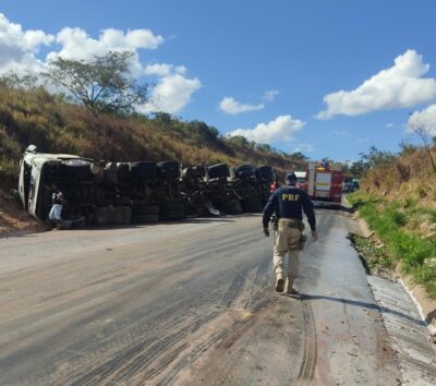 Creme de leite espalhado pela pista fecha rodovia após acidente em MG