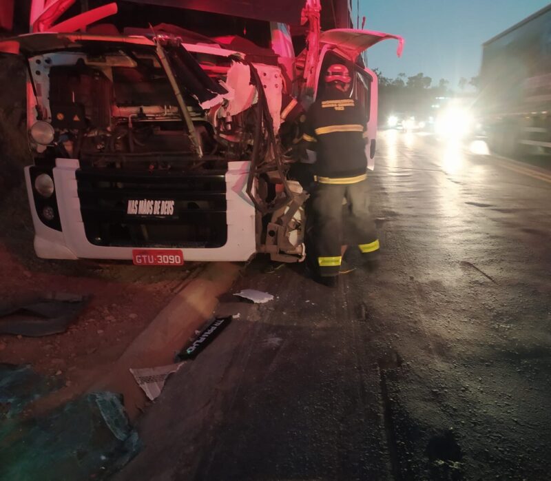 BR-251, perto de Francisco Sá: Uma carreta bateu na traseira de outra  carreta, após um outro veículo de carga fazer um L na pista