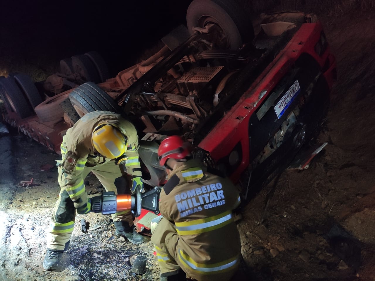 Acidente com três caminhões deixa um ferido na BR-251 em Francisco Sá