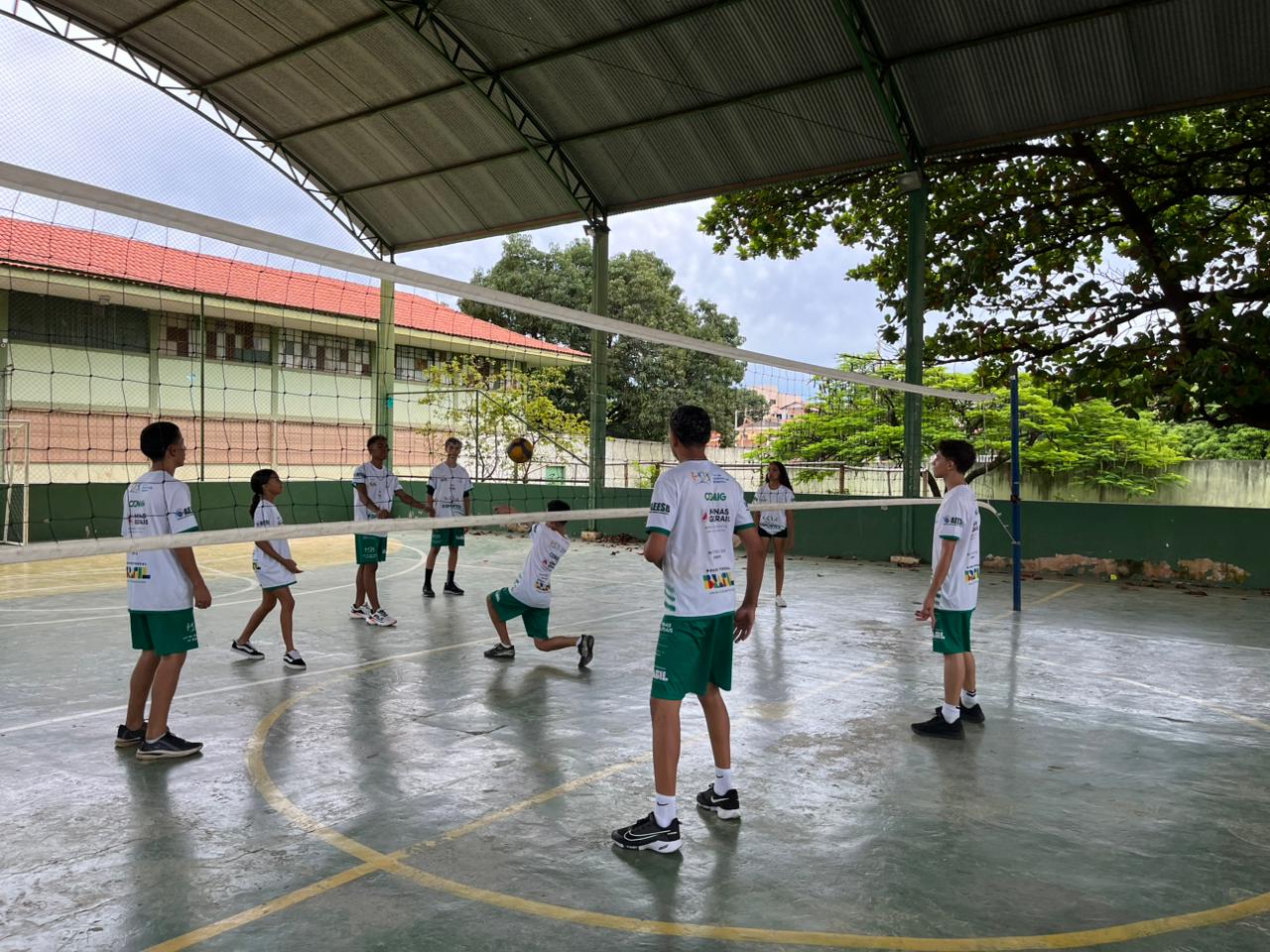 Mais de 100 alunos são cadastrados no vôlei da Escola de Esportes - Foto: AEESB/Divulgação