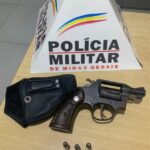 Um revólver calibre .38 foi apreendido com o suspeito - Foto: Polícia Militar Rodoviária/Divulgação