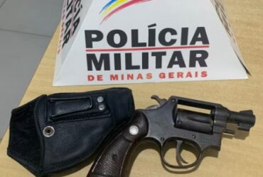 Um revólver calibre .38 foi apreendido com o suspeito - Foto: Polícia Militar Rodoviária/Divulgação
