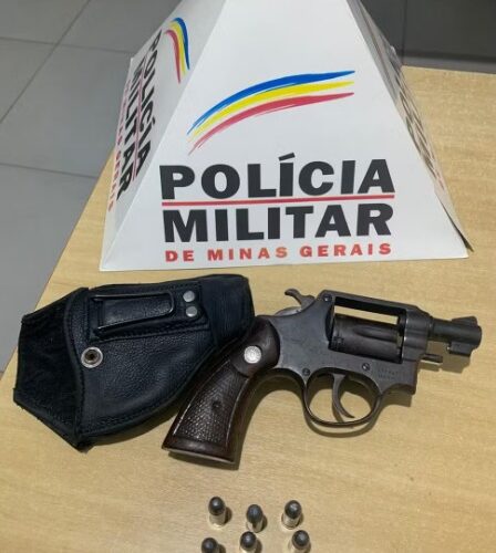Um revólver calibre .38 foi apreendido com o suspeito - Foto: Polícia Militar Rodoviária/Divulgação