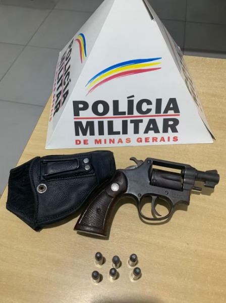 Um revólver calibre .38 foi apreendido com o suspeito - Foto: Polícia Militar Rodoviária/Divulgação