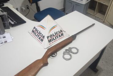 Homem foi preso após ameaçar namorada com espingada - Foto: Polícia Militar/Divulgação