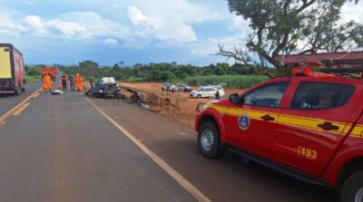 Família seguia em carro de passeio atrás de caminhonete - Foto: Corpo de Bombeiros/Divulgação