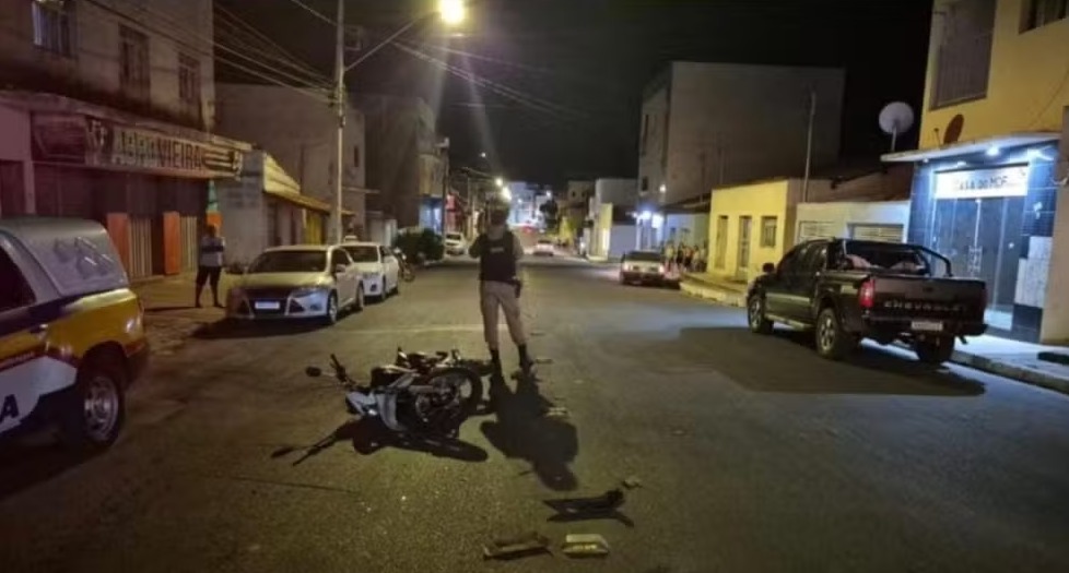Mãe e filho ficaram feridos em acidente - Foto: Polícia Militar/Divulgação
