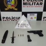 Jovem foi preso com punhal e réplica de pistola - Foto: Polícia Militar/Divulgação