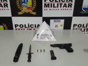 Jovem foi preso com punhal e réplica de pistola - Foto: Polícia Militar/Divulgação