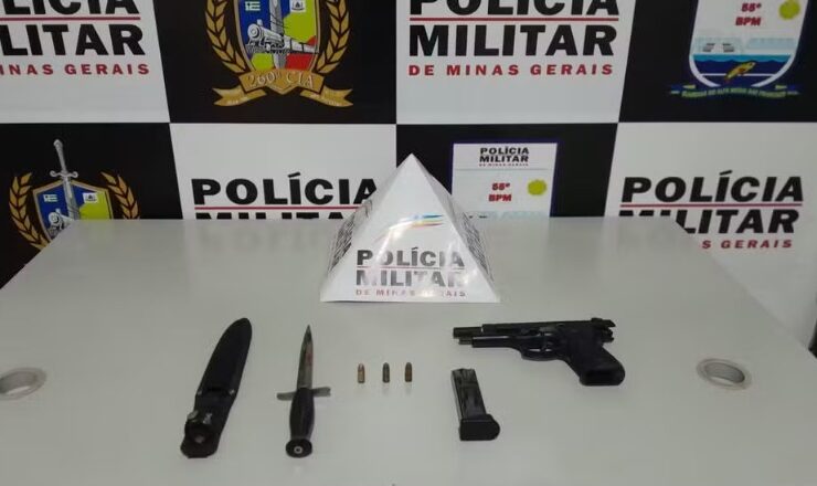 Jovem foi preso com punhal e réplica de pistola - Foto: Polícia Militar/Divulgação