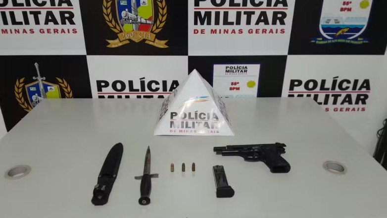 Jovem foi preso com punhal e réplica de pistola - Foto: Polícia Militar/Divulgação