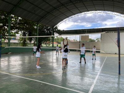 Escola de Esportes disponibiliza aulas de vôlei gratuitas para crianças e adolescentes - Foto: AEESB/Divulgação