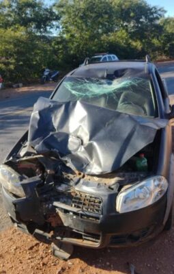 Carro bateu de frente com moto na MGC-122 - Foto: Polícia Militar/Divulgação