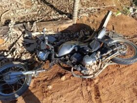 Carro bateu de frente com moto na MGC-122 - Foto: Polícia Militar/Divulgação