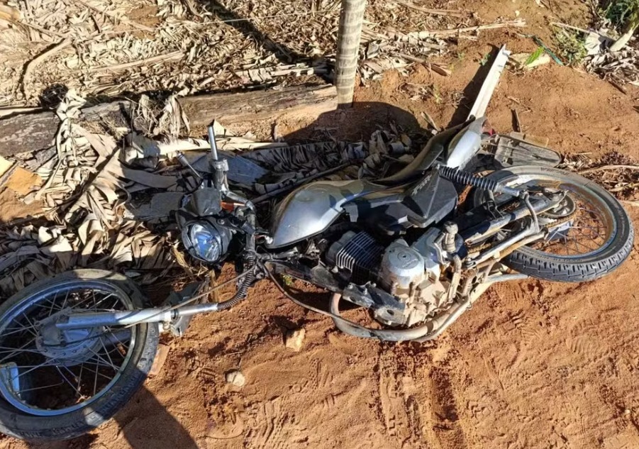 Carro bateu de frente com moto na MGC-122 - Foto: Polícia Militar/Divulgação