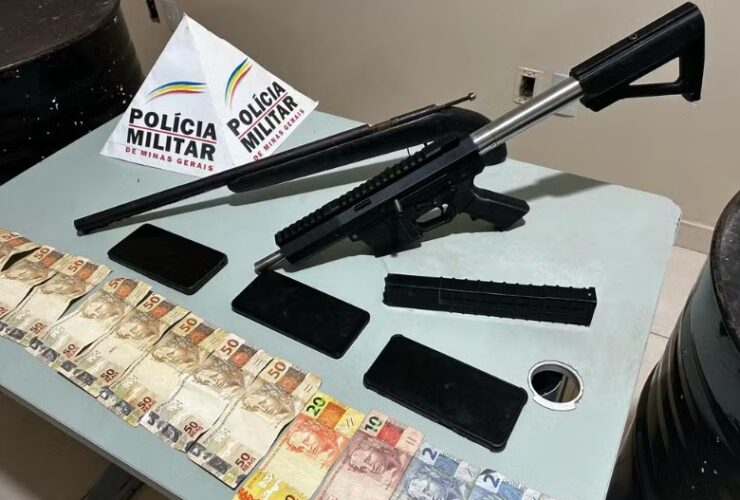 Materiais apreendidos durante a ocorrência - Foto: Polícia Militar/Divulgação