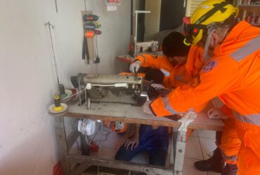 Adolescente de 14 anos ficou preso em máquina de costura - Foto: CBMMG / Divulgação