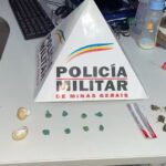 Drogas foram encontradas durante revista pessoal - Foto: Polícia Militar / Divulgação