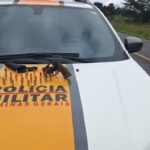 Moto, arma e 21 munições foram apreendidas - Foto: PMRv / Divulgação