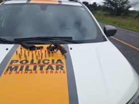 Moto, arma e 21 munições foram apreendidas - Foto: PMRv / Divulgação