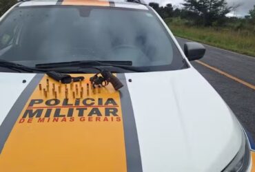 Moto, arma e 21 munições foram apreendidas - Foto: PMRv / Divulgação