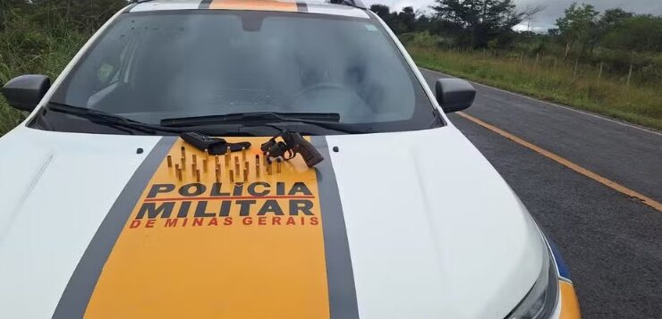 Moto, arma e 21 munições foram apreendidas - Foto: PMRv / Divulgação