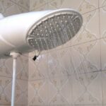 Nos dias frios, o chuveiro costuma ser utilizado em sua potência máxima e por mais tempo, impactando diretamente o consumo de energia - Foto:Arquivo/Cemig