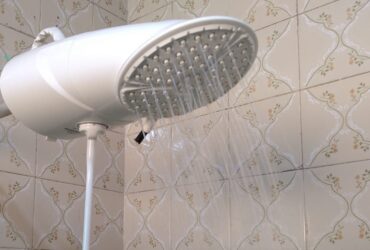 Nos dias frios, o chuveiro costuma ser utilizado em sua potência máxima e por mais tempo, impactando diretamente o consumo de energia - Foto:Arquivo/Cemig