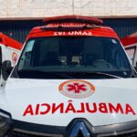 Ambulância do SAMU socorre motociclista após acidente.