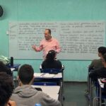 Professor da rede pública estadual de ensino em sala com alunos